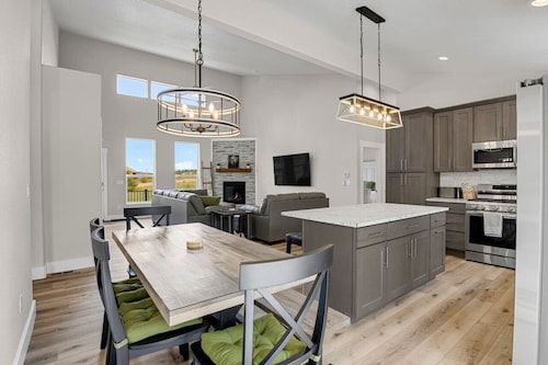 Modern Getaway | Hot Tub | Fireplace | Dog-Friendly