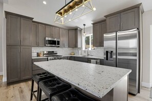 Een koelkast, een microgolfoven, een oven, een kookplaat