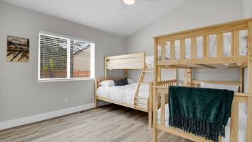 3 quartos, berço de viagem, Wi-Fi de cortesia, roupa de cama