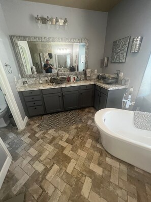 Shower, hair dryer, bidet, towels