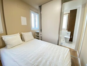 1 bedroom, iron/ironing board, travel cot, WiFi