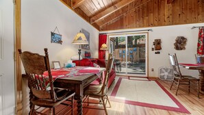 Cabin cơ bản | Khu vực ăn uống tại phòng