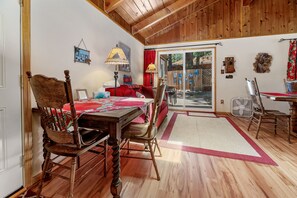 Basic Cabin | Makan dalam bilik