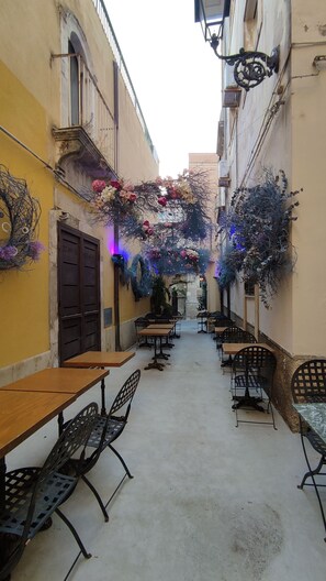 Outdoor dining - Casa da Nonna Francy and its most photographed courtyard in Ortigia (Siracusa)
