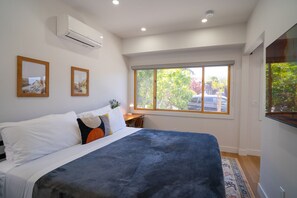 1 habitación, escritorio, tabla de planchar con plancha y cuna de viaje 