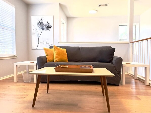 Smart TV, books - Veteran’s family home for rent Sea World, Lackland BMT Medical Center Riverwalk (San Antonio)