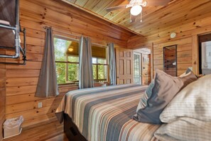 2 室のベッドルーム、デスク、WiFi (無料)、ベッドシーツ