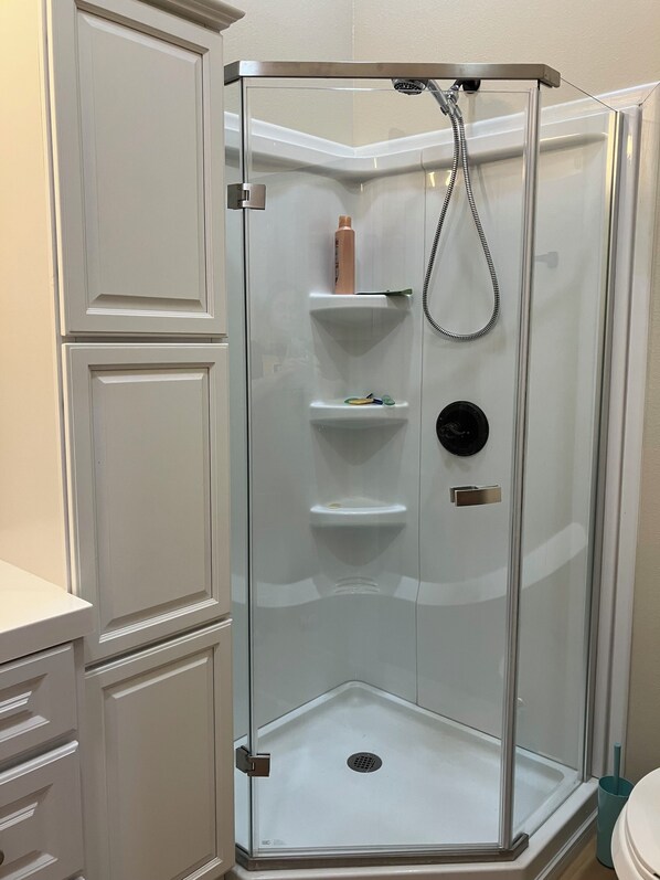Dusche, Handtücher, Seife, Shampoo