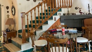 Uma escada espiral com balaústres de madeira que dá para um patamar.