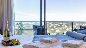 1 habitación, cortinas blackout, wifi gratis y ropa de cama