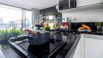 Geladeira, micro-ondas, fogão, cooktop
