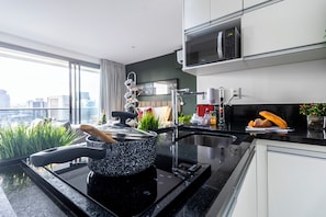 Geladeira, micro-ondas, fogão, cooktop