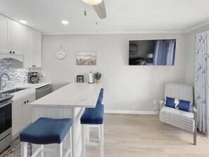 Fridge, microwave, stovetop, dishwasher