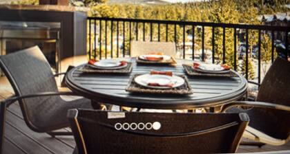 Luxury Ski In/Ski Out, 2 Bed Rooms and Large Den, near gondola. Dec 27-Jan 3