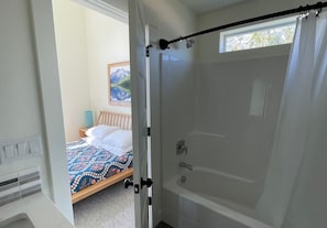 Shower, hair dryer, towels, soap - New Lake & Ski Home (Ponderay)