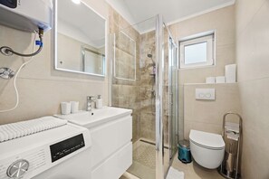 Douche, sèche-cheveux, serviettes fournies, papier toilette