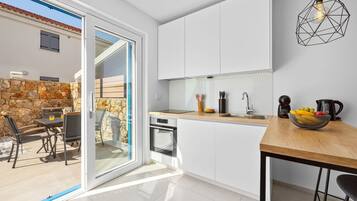 Fridge, oven, stovetop, dishwasher