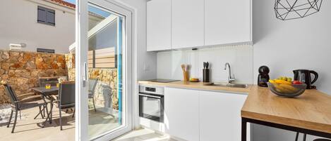 ثلاجة، فرن، موقد طهي مسطح، غسالة أطباق