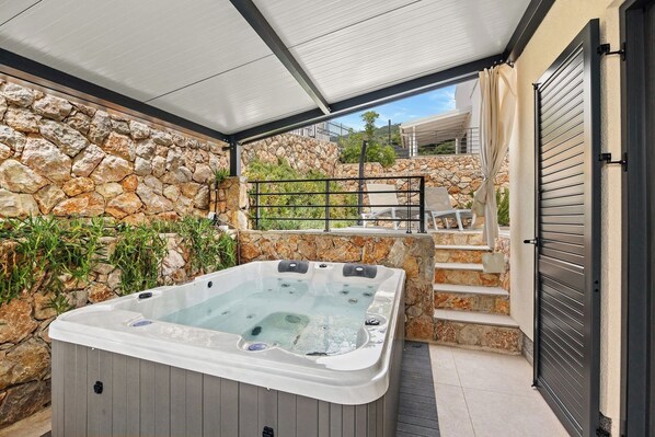 Outdoor spa tub - Couple's Vacation with Jacuzzi - Crepsa Paradise (Cres)
