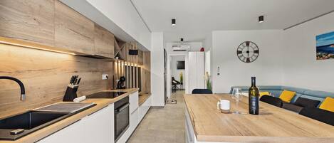 Réfrigérateur, four à micro-ondes, un four, surface de cuisson