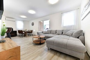 Televisie en een open haard