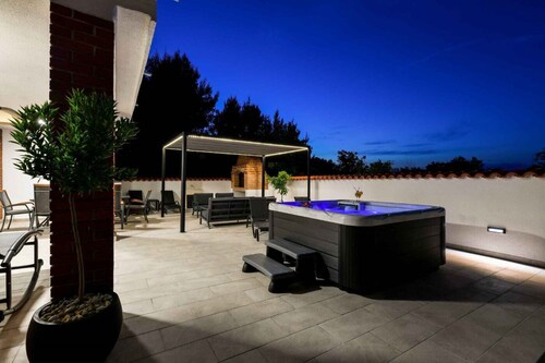 Villa Kate - four bedroom house with a jacuzzi