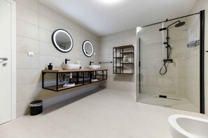 Douche, sèche-cheveux, serviettes fournies, papier toilette