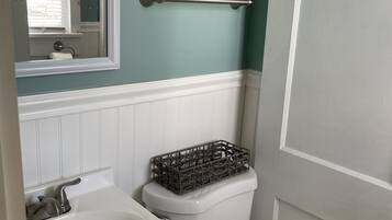 Regadera y papel de baño