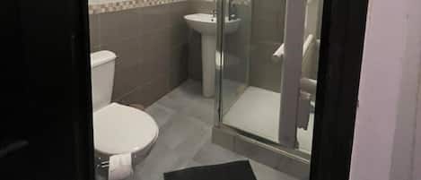 Douche, sĂšche-cheveux, serviettes fournies, savon