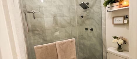 Ducha, secador de pelo, toallas, jabón