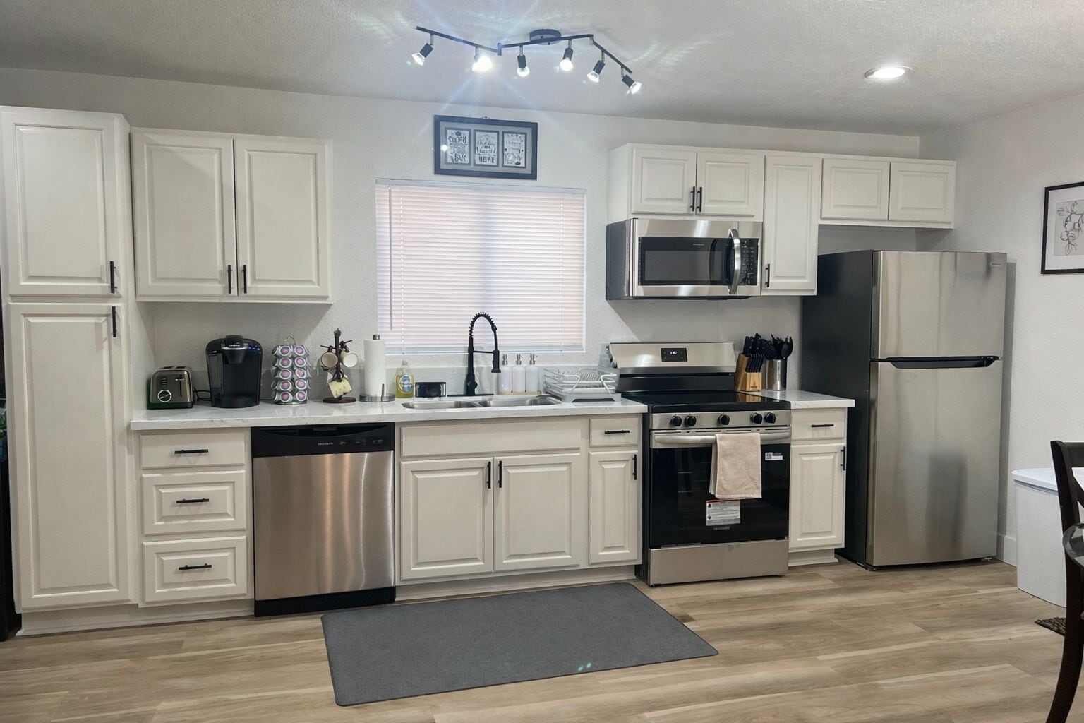 冷蔵庫、電子レンジ、オーブン、コンロ