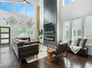 Living area - Stayin' A Hive (Atlanta)