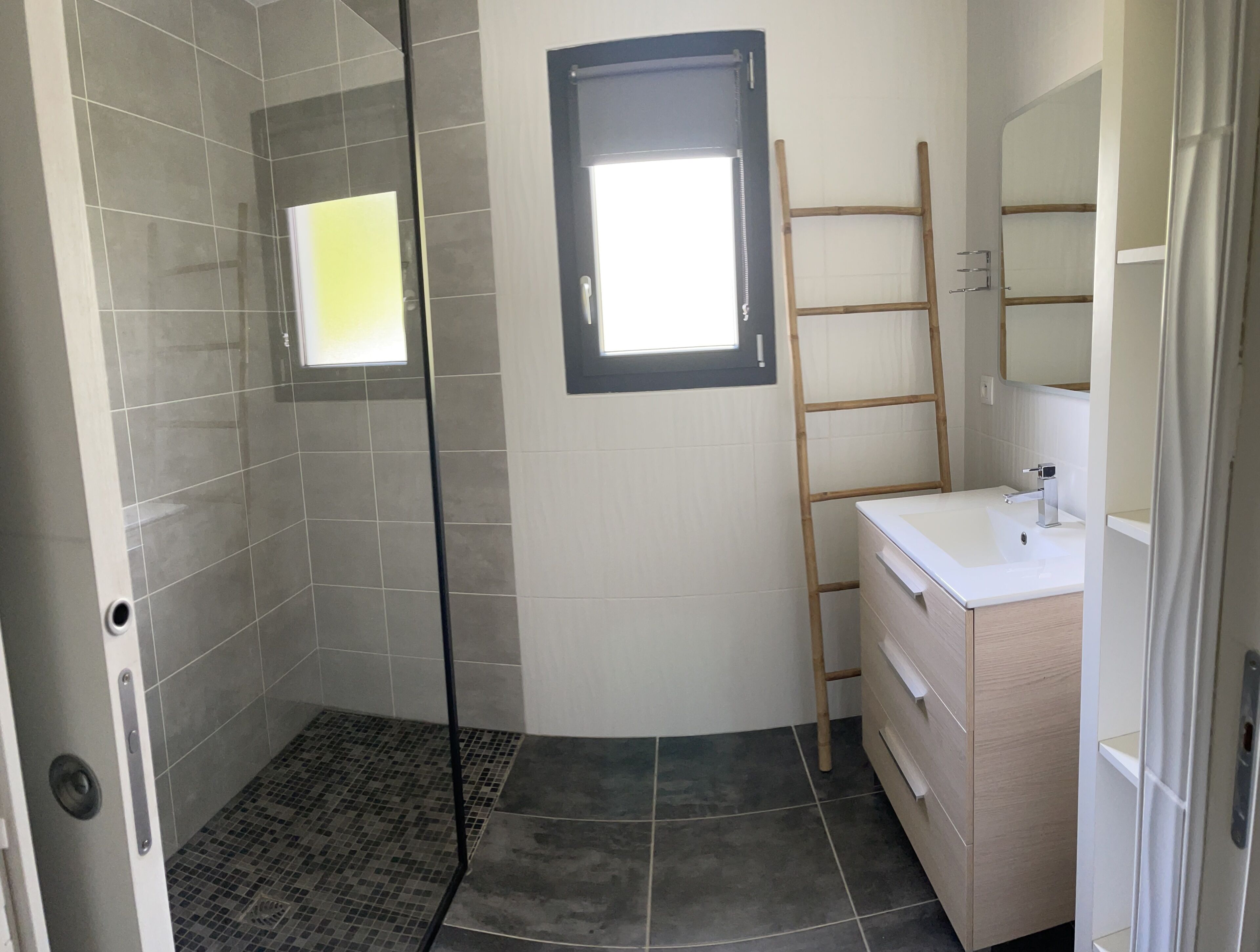 Douche, sèche-cheveux, serviettes fournies