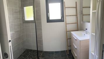 Douche, sĂšche-cheveux, serviettes fournies