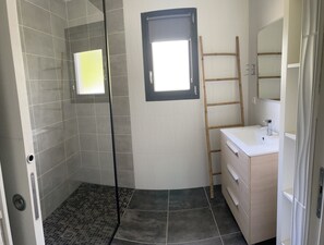 Douche, sèche-cheveux, serviettes fournies