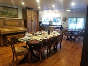 Dining - Mt Adams Trout Lake 3B2Ba Fenced and Gated 2+ acres quiet scenic. Dog friendly. (Trout Lake)