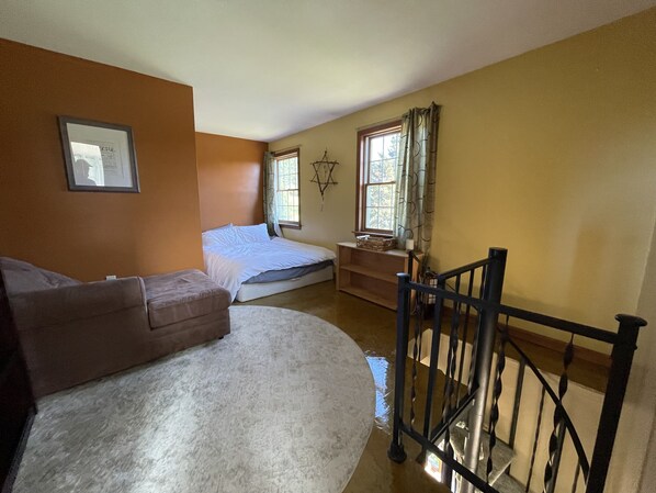 4 bedrooms, desk, WiFi, bed sheets