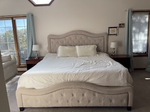 4 bedrooms, desk, WiFi, bed sheets