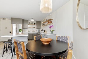 Appart'hôtel Luxe | Cuisine privée | Grand réfrigérateur, micro-ondes, four, lave-vaisselle