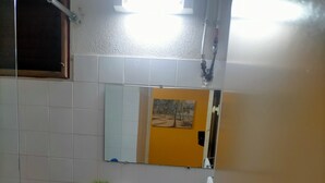 A bathroom with a white sink, a mirror, and a towel rack. - Bungalow Saphir Idéal Pour Amoureux à 2 Minutes de la Plage, en Bord de Piscine! (Sainte-Rose)