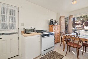 Eenvoudig huisje | Privékeuken | Een waterkoker