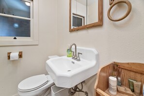 เบสิกเคบิน | ห้องน้ำ