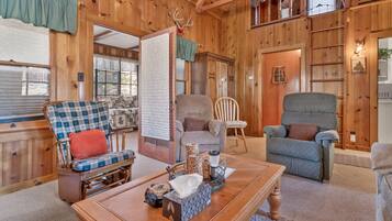 Basic Cabin | Living area
