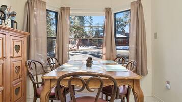 Basic Cabin | In-room dining