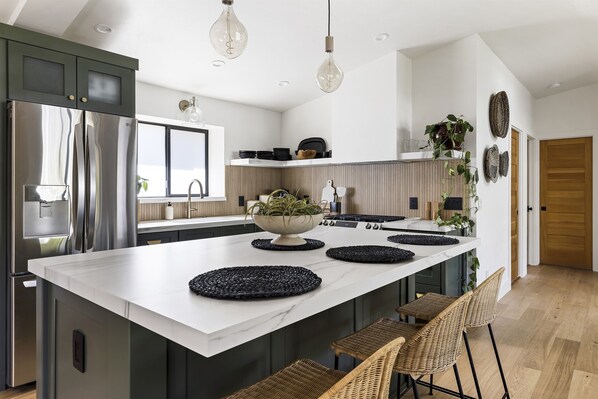 Kjøleskap, mikrobølgeovn, ovn og kokeplater