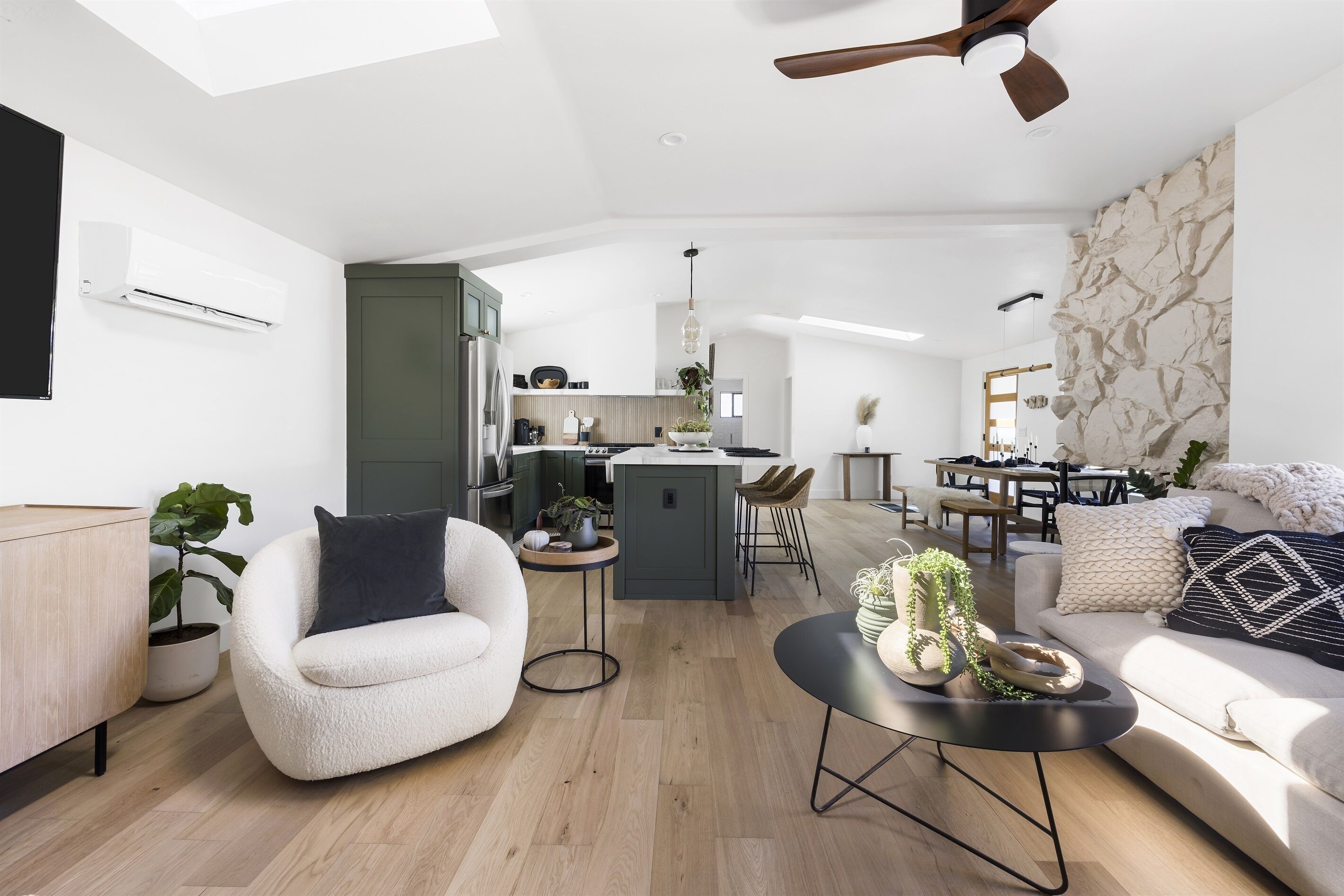 Smart TV, chimenea, libros y oficina 