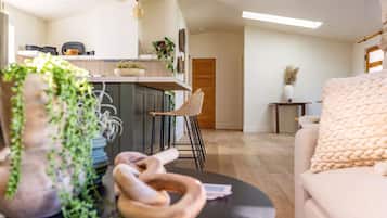 Een smart-tv, een open haard, boeken en een kantoor