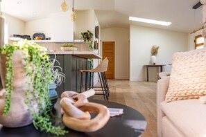 Smart-TV, peis, bøker og kontorer