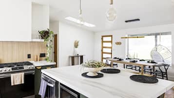 Een koelkast, een magnetron, een oven, een kookplaat