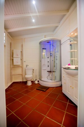 Dusche, Haartrockner, Handtücher, Seife
